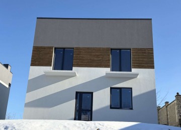 Будинок на Щасливому з міськими комунікаціями