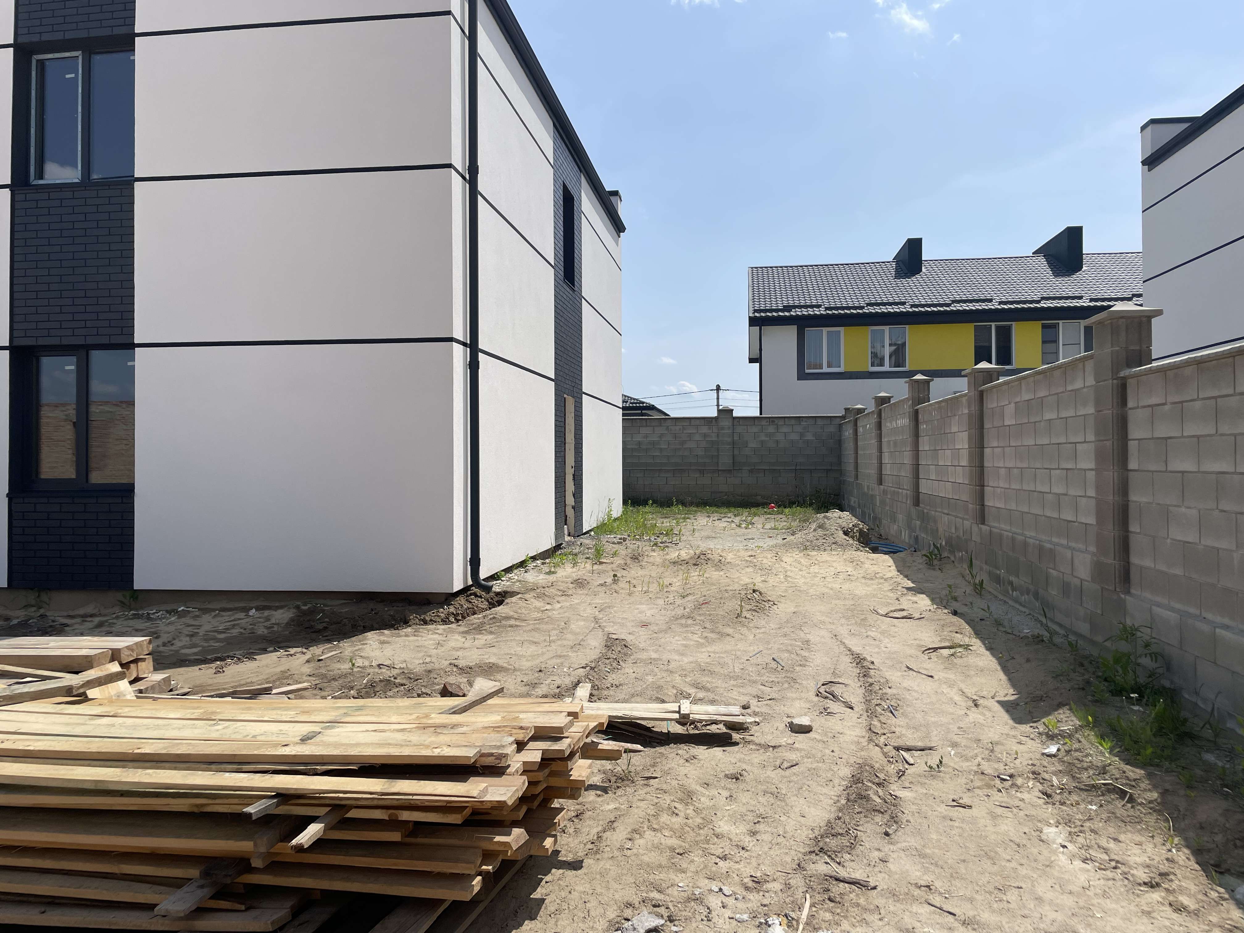 Кутовий котедж з власною ділянкою
