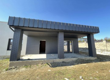 Американка з гаражем з міськими комунікаціями