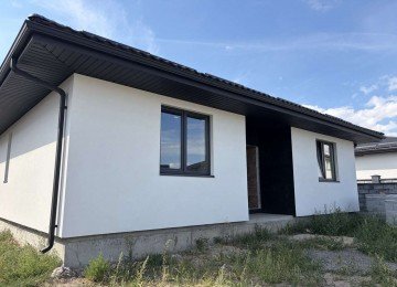 Сучасний будинок з парканом та ділянкою 5 сотих